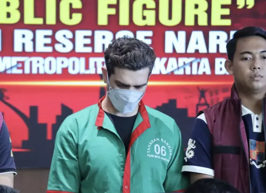 Fachri Albar saat dihadirkan dalam konferensi pers oleh Polres Metro Jakarta Barat, Kamis, 24 April 2025 dengan mengenakan pakaian tahanan. (Sumber: Dok/Polres Metro)