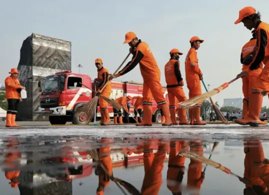 Petugas PPSU DKI Jakarta tengah membersihkan jalanan, menunjukkan dedikasi tinggi dalam menjaga kebersihan lingkungan ibu kota (Sumber: Dok/Pemprov DKI Jakarta)