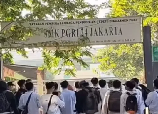 Siswa SMK PGRI 24 Kalideres, Jakarta Barat, tidak bisa masuk sekolah karena pagar yang digembok, Jumat 25 April 2025. (Sumber: Instagram/jktnewss)