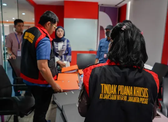 Kejari Jakarta Pusat menggeledah beberapa lokasi terkait kasus dugaan korupsi Pengadaan Barang/Jasa dan Pengelolaan Pusat Data Nasional Sementara (PDNS) Kominfo Tahun 2020-2024, pada Kamis, 24 April 2025. (Sumber: Dok. Kejari Jakpus)