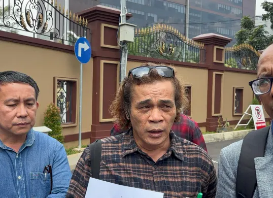 Keluarga mendiang Kenzha Walewangko mahasiswa Universitas Kristen Indonesia (UKI) melaporkan Kapolres Metro Jakarta Timur Kombes Nicolas Ary Lilipaly beserta jajarannya ke Divisi Propam Polri, Jumat, 25 April 2025. (Sumber: Poskota/Ali Mansur)