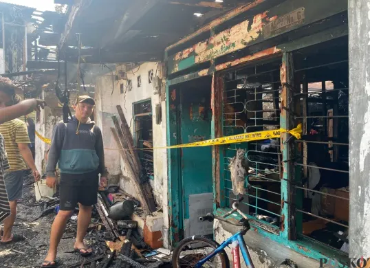 Garis polisi dipasangi di salah satu rumah yang ludes terbakar dalam peristiwa kebakaran di Jl Kalibaru Barat, RT 16 RW 1, Kelurahan Bungur Kecamatan Senen, Jakarta Pusat, Jumat 25 April 2025, pagi. (Sumber: Poskota/Primayanti Juli Kumala Manalu)