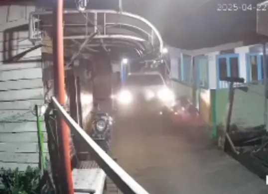 Mobil melaju kencang masuk gang sempit dan menabrak 24 motor yang sedang terparkir di Samarinda. (Sumber: Tangkap Layar Instagram/@medsoszone)