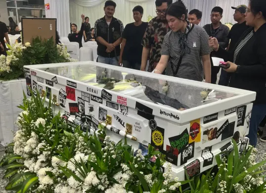 Potret peti mati gitaris Seringai, Ricky Siahaan yang dipenuhi dengan stiker band. (Sumber: X/@aparatmati)