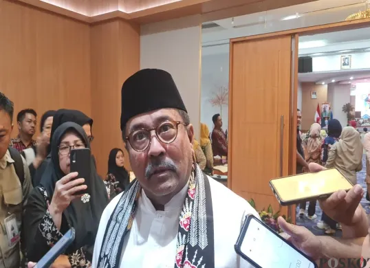 Wakil Gubernur Jakarta Rano Karno usai acara Silaturahmi Pimpinan, Pengurus dan Anggota Dewan Kerajinan Nasional Daerah (Dekranasda) Jakarta Tahun 2025 di gedung Dinas Teknis, Jakarta Pusat. (Sumber: Poskota/Pandi Ramedhan)
