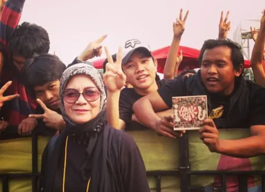 Bunda Iffet semasa hidup menjadi manager Slank membawanya kembali bersinar dan dekat dengan para Slanker, sebutan untuk fans Slank. (Sumber: Capture Instagram Bunda Iffet)