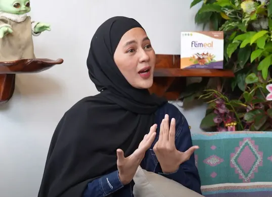 Paula Verhoeven buka suara dan menyampaikan permintaan maaf ditengah isu perselingkuhannya dengan Nico Surya. (Sumber: YouTube/Curhat Bang Denny Sumargo)