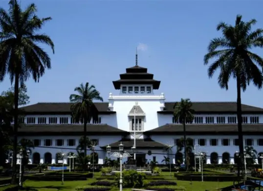 Potret Gedung Sate, Kota Bandung. (Sumber: Wikimedia Commons)