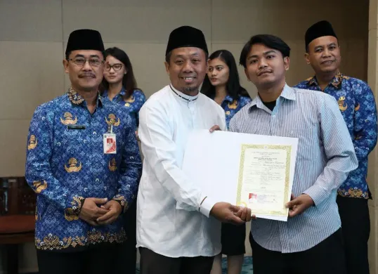 Pemprov Jakarta menebus sebanyak 117 ijazah siswa yang ditahan sekolah, Jumat, 25 April 2025. (Sumber: Dok. Tim Gubernur)