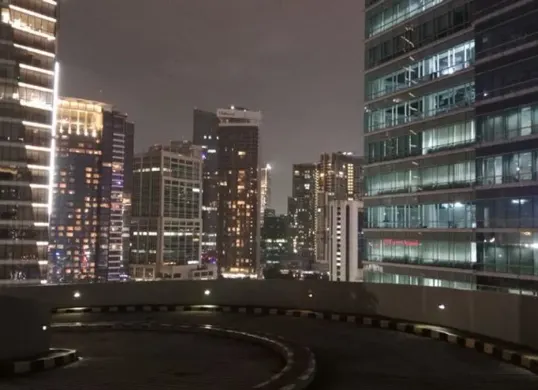 Warga Jakarta dalam peringatan Hari Bumi 2025 melalui ajakan Gubernur Pramono Anung untuk memadamkan lampu selama satu jam. (Sumber: Pinterest)