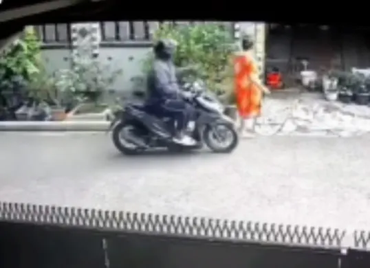 Pelaku jambret nekat menggasak kalung emas milik ibu-ibu di depan rumah. (Sumber: Tangkap Layar Instagram/@jabodetabek24info)