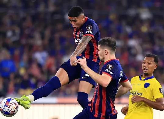 Aksi striker JDT, Bergson di laga final Piala Malaysia 2025 menghadapi Sri Pahang FC. (Sumber: Instagram @officialjohor)