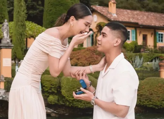 Potret lamaran Al Ghazali kepada Alyssa Daguise. (Sumber: Instagram/@alghazali7)