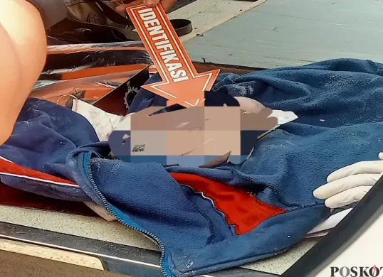 Warga digegerkan dengan penemuan sesosok bayi terbungkus sweater dalam kondisi tewas di tempat sampai RT 15 RW 04, Kebon Jeruk, Jakarta Barat, Sabtu 26 April 2025 pagi. (Sumber: Poskota/Pandi Ramedhan)