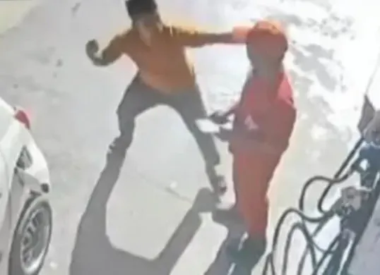Momen seorang pengendara mobil memukul petugas SPBU di Sampang, Madura. (Sumber: Tangkap Layar Instagram/@funnelmedia)