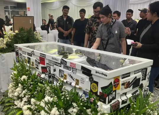 Peti mati gitaris Seringai, Ricky Siahaan di Rumah Duka Sentosa RSPAD, Jakarta Pusat, Jumat, 25 April 2025. (Sumber: X/@aparatmati)