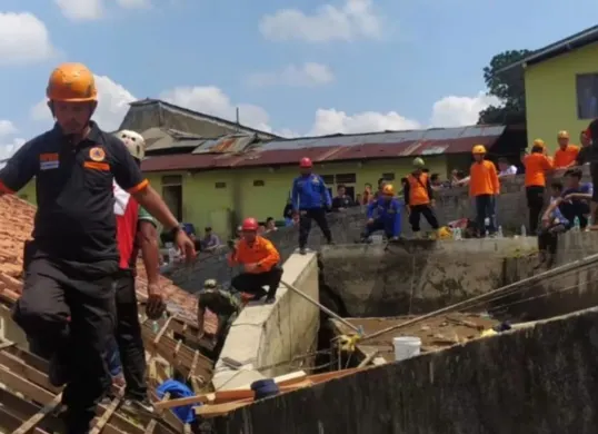 Kronologi tembok tandon air Ponpes Gontor Magelang ambruk. (Sumber: TikTok/@ambulance_urc33)