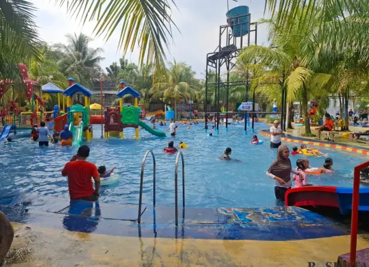 Pengunjung memadati Putri Duyung Waterboom di Depok, memanfaatkan promo diskon tiket 50 persen, Sabtu, 26 April 2025. (Sumber: Poskota/Angga Pahlevi)