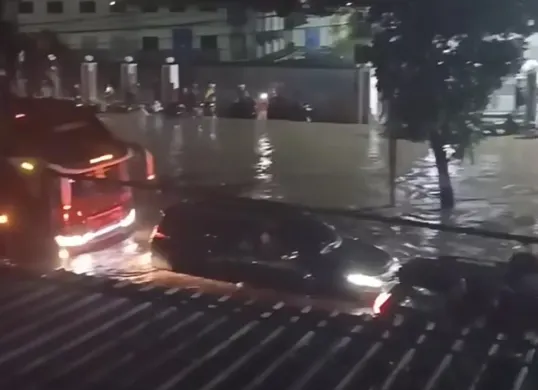 Hujan deras landa Cianjur, tiga kecamatan diterjang banjir. Ratusan rumah terendam, akses jalan Bandung-Cianjur tergenang. (Sumber: Capture Instagram @thocianjur)