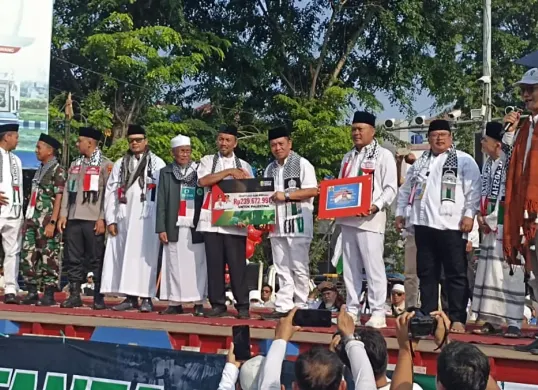 Bupati Karawang Aep Saepuloh bersama massa aksi solidaritas bela Palestina menunjukkan hasil donasi lebih dari Rp239 juta yang akan disalurkan untuk kebutuhan medis dan pangan di Palestina. (Sumber: Heri Effendi)