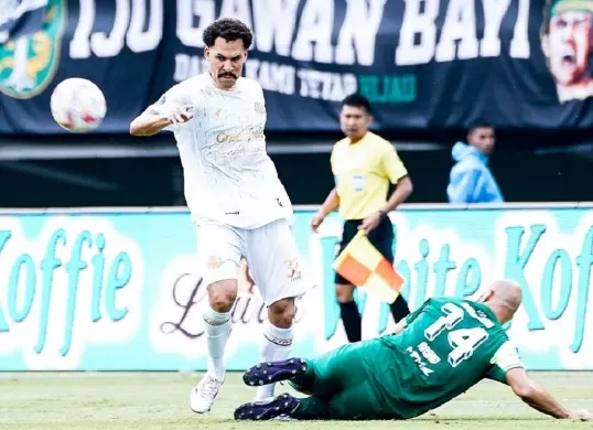 Penggunaan wasit asing menjadi opsi untuk menghindari pengaturan skor di akhir musim. (Foto: Instagram/@aremafcofficial)