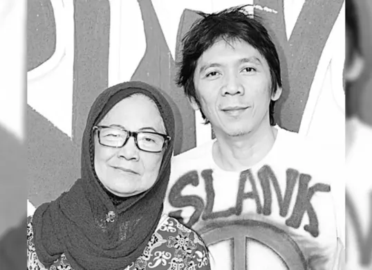 Bunda Iffet, figur ibu bagi Slank dan Slankers, tutup usia di Jakarta. Simak perannya dalam perjalanan karier band legendaris ini. (Sumber: X/@AdibHidayat)