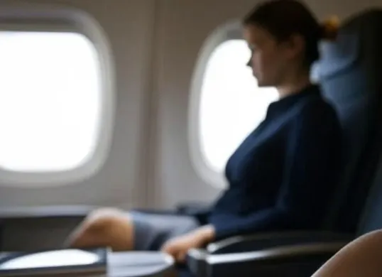 Insiden iPad milik penumpang yang tersangkut di kursi menyebabkan penerbangan Lufthansa LH453 dari Los Angeles menuju Munich terpaksa dialihkan. Pesawat Airbus A380 yang mengangkut 461 orang itu mendarat di Boston. (Sumber: X/MaksPracht)