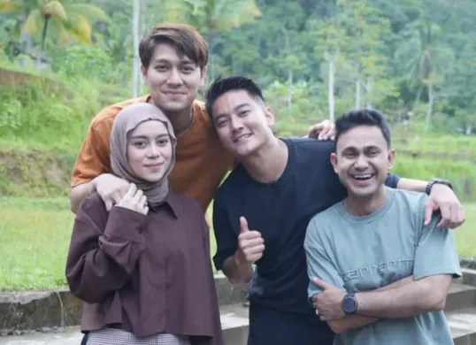 Potret Lesti Kejora dan teman-teman artisnya saat mengunjungi kampung halamannya di Cianjur, Jawa Barat. (Sumber: Instagram/ @rizkybillar)