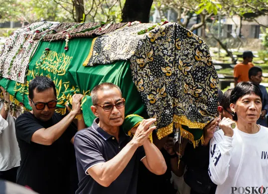 Momen Haru Selimuti Pemakaman Bunda Iffet