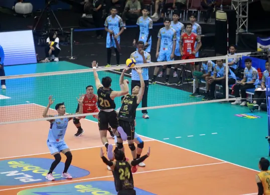 Bhayangkara Presisi bersaing dengan Palembang Bank Sumsel memperebutkan tiket lolos ke final Proliga 2025 sektor putra. (Sumber: Humas Proliga)