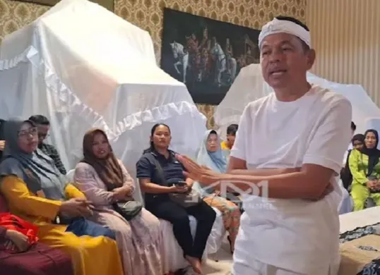 Tangkapan layar video Dedi Mulyadi saat debat dengan seorang remaja di Bekasi soal kebijakan wisuda sekolah.