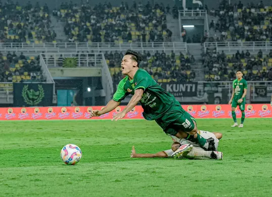Toni Firmansyah, salah satu pemain Persebaya yang kemungkinan absen saat hadapi Arema di pekan 30 Liga 1 2024-25. (Sumber: Persebaya.id)