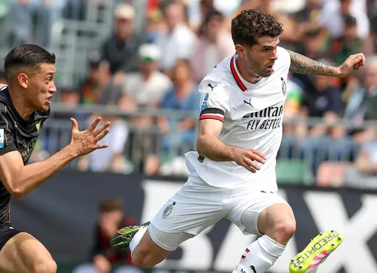 Hasil pertandingan Venezia vs AC Milan, bek Timnas Indonesia, Jay Idzes (kiri) gagal bantu Lagunari keluar dari zona degradasi. (Sumber: Instagram @acmilan)