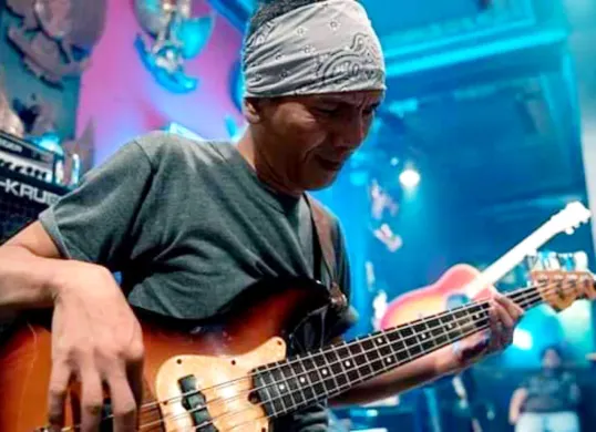 Potret bassist Dewa 19, Yuke Sampurna yang diduga menabrak seorang anak kecil di Cikalong, Tasikmalaya, Jawa Barat. (Sumber: X/@_emint_)