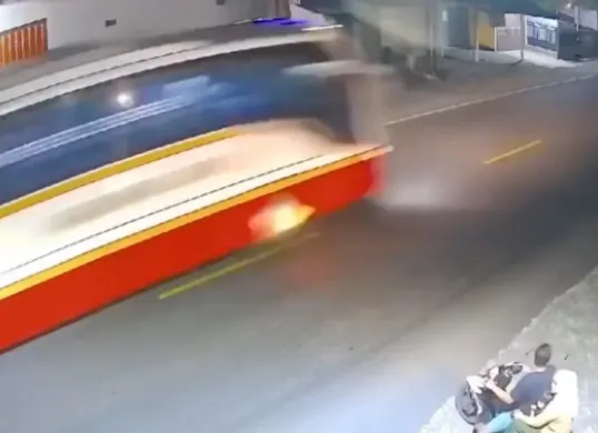Ilustrasi ban bus lepas di Kediri, Jawa Timur yang viral di media sosial. (Sumber: Instagram/@majeliskopi08)