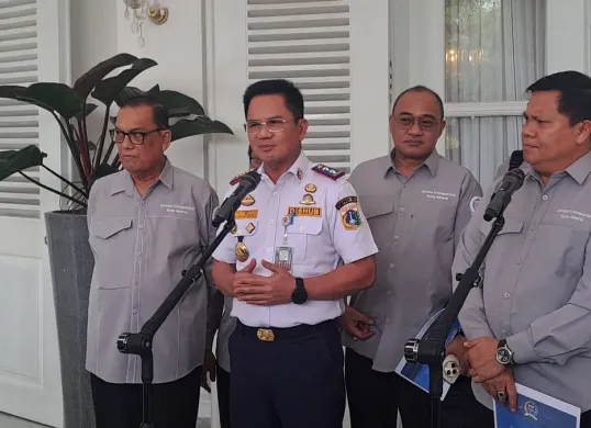 Kepala Dinas Perhubungan DKI Jakarta Syafrin Liputo saat memberikan keterangan di Balai Kota DKI Jakarta, Senin, 28 April 2025. (Sumber: Poskota/M. Tegar Jihad)