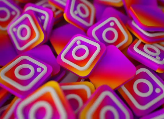 Cara menyimpan foto dan video dari Instastory ke Google Drive. (Sumber: Freepik/natanaelginting)