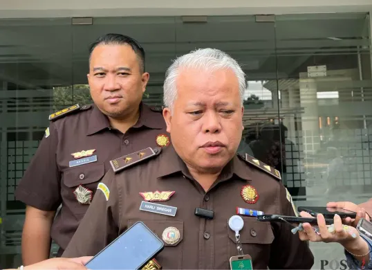 Kepala Pusat Penerangan Hukum (Kapuspenkum) Kejagung, Harli Siregar di gedung Kejagung, Jakarta Selatan, Senin, 28 April 2025. (Sumber: Poskota/Ali Mansur)