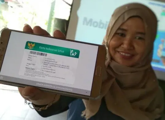 peserta BPJS Kesehatan melakukan pengecekan nomor kartu melalui aplikasi Mobile JKN di ponsel. (Sumber: Dok/BPJS Kesehatan)