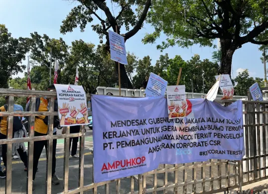 Pedagang binaan Ancol berunjuk rasa di depan Balai Kota menuntut ketidakadilan soal aturan, Senin, 28 April 2025. (Sumber: Poskota/Pandi Ramedhan)