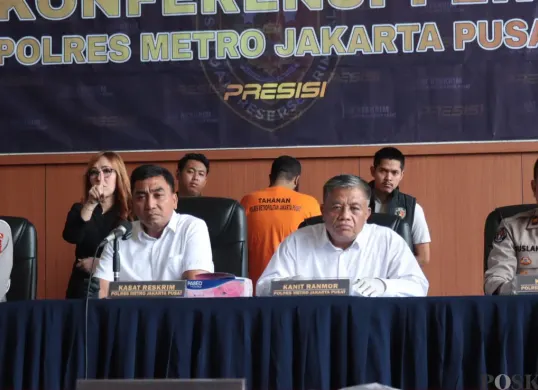 Pengacara pemilik senjata api tanpa izin ketika ditampilkan ke hadapan awak media saat konferensi pers di Polres Jakarta Pusat, Senin, 28 April 2025. (Sumber: Poskota/Ali Mansur)