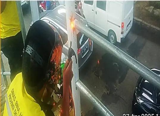 Petugas lakukan perbaikan JPO Tipar di Cakung, Jakarta Timur. Selama masa perbaikan, jembatan penyebrangan ini ditutup hingga dua bulan ke depan. (Sumber: Bina Marga Jakarta)