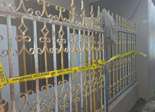 Garis polisi dipasang melintang pada gerbang kontrakan TKP ditemukannya bocah empat tahun tewas terbakar di Kampung Kresek, Desa Rawa Burung, RT 06/09, Kabupaten Tangerang, Banten. (Sumber: Polres Tangerang Kota)