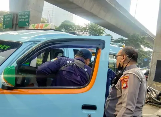 Seorang sopir angkutan kota (angkot) M44 jurusan Kampung Melayu - Tebet tewas mendadak di dalam kendaraannya di Jalan Dr Satrio, Setiabudi, Jakarta Selatan, Senin, 28 April 2925 pagi. (Sumber: TMC Polda Metro Jaya)
