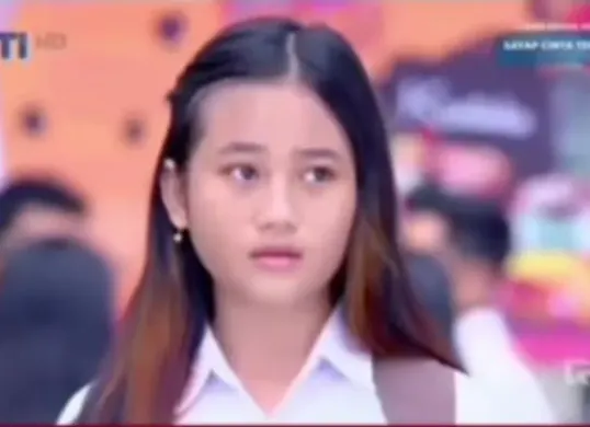 Gadis SMA bernama Aura Cinta sempat jadi figuran sinetron kini viral di tengah sorotan lantaran kritik kebijakan Gubernur Jawa Barat, Dedi Mulyadi. (Sumber: Tangkap layar Instagram/@medsoszone)