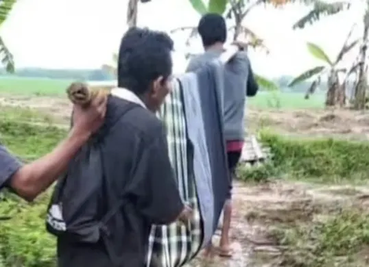 Sejumlah warga Kampung Pasirgabang, Desa Cisarap, Kecamatan Wanasalam, Kabupaten Lebak, saat menandu pasien. (Sumber: Tangkapan layar video warga)