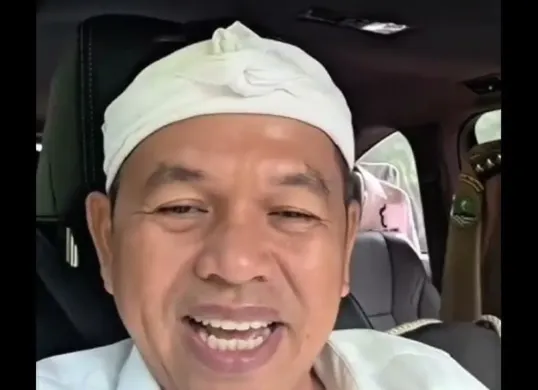 Gubernur Jabar, Dedi Mulyadi menanggapi aspirasi netizen soal usulan siswa gemulai dimasukkan ke barak militer. (Sumber: Instagram/Dedi Mulyadi)