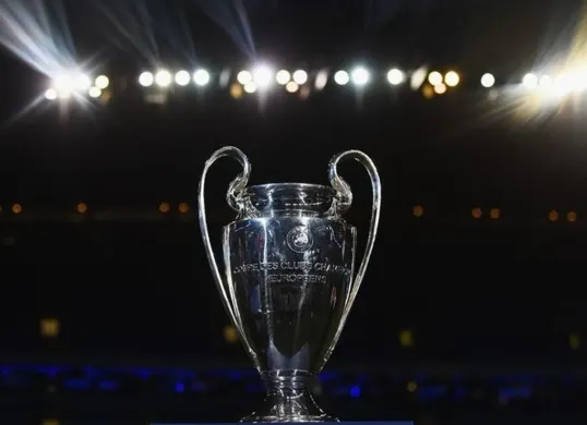 Potret Trofi Liga Champions Eropa. (Sumber: X/@FootballRetroPlus)