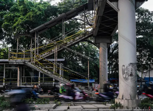 Halte dan JPO Terbengkalai di Cakung