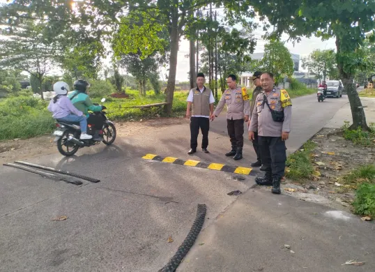 Anggota Polsek Bojongsari melakukan pengecekan polisi tidur di Jalan Abdul Wahab, Cinangka, Sawangan, Kota Depok yang dikeluhkan pengendara. (Sumber: Dok. Warga)